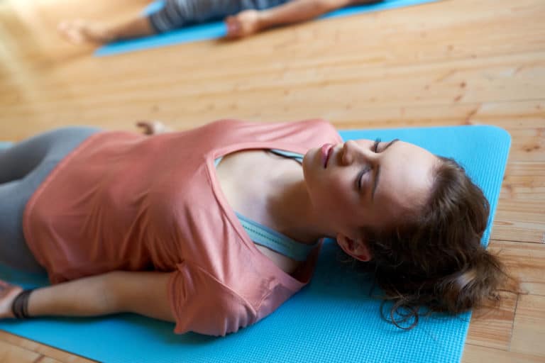 5 postures de Yoga pour bien s'endormir - Corps et Santé