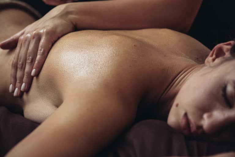 Massage tantrique : définition et bienfaits de ce soin sensuel