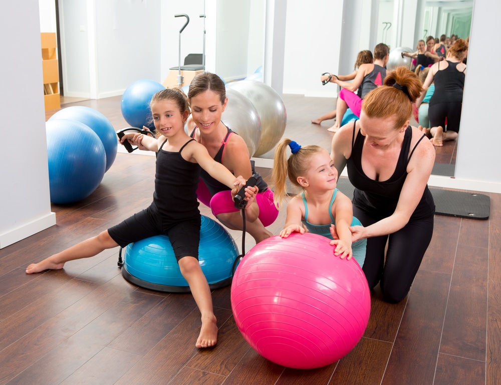 Un cours de Pilates enfants est ludique avec des exercices variés.