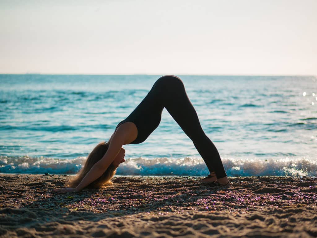 Yoga en pleine nature à la plage