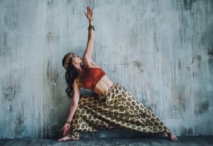 Yoga contre un mur : 5 postures debout à redécouvrir !